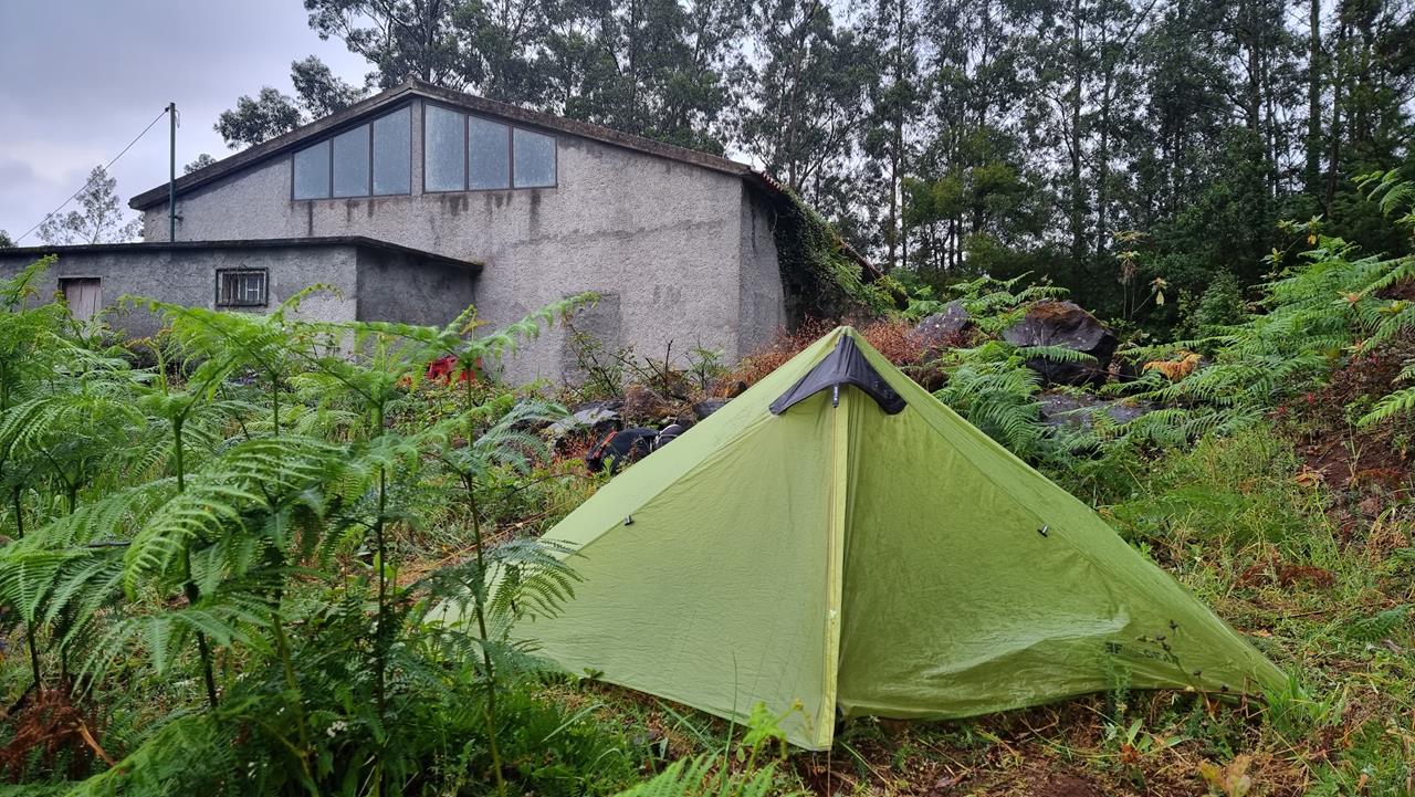 namiot przy opuszczonym budynku Madera